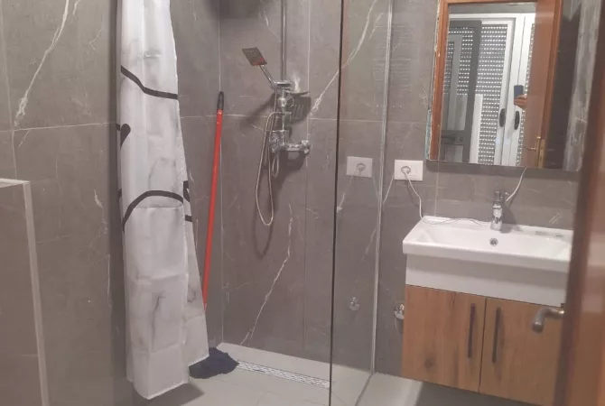 Shtepi me qera Apartament ne Tirane, 2+1, Mobilimi E mobiluar, Pagesa 50,000  Leke.