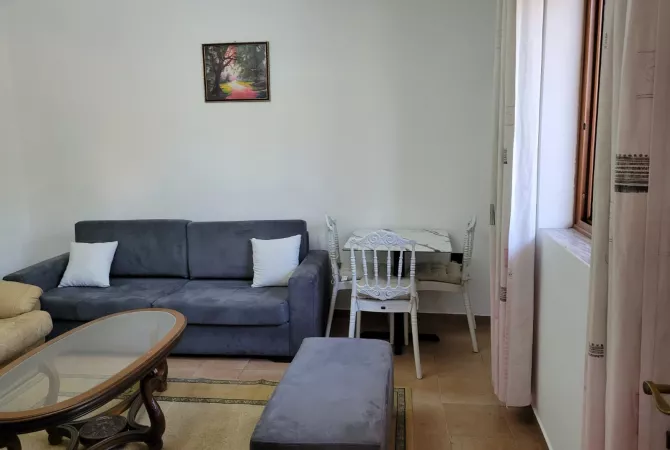 Shtepi me qera Shtepi Private ne Tirane, 1+1, Mobilimi E mobiluar, Pagesa 35,000  Leke.