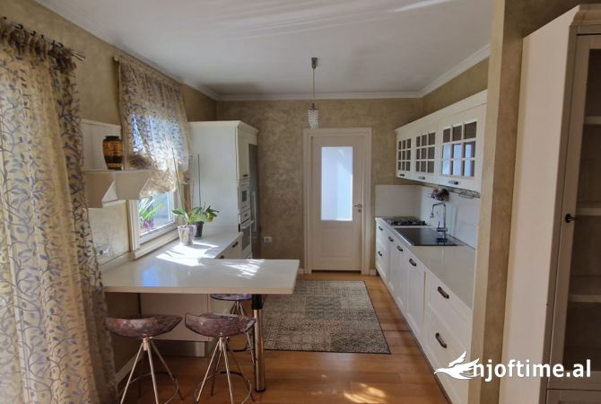 Shtepi me qera 2+1 ne Tirane - 800 Euro