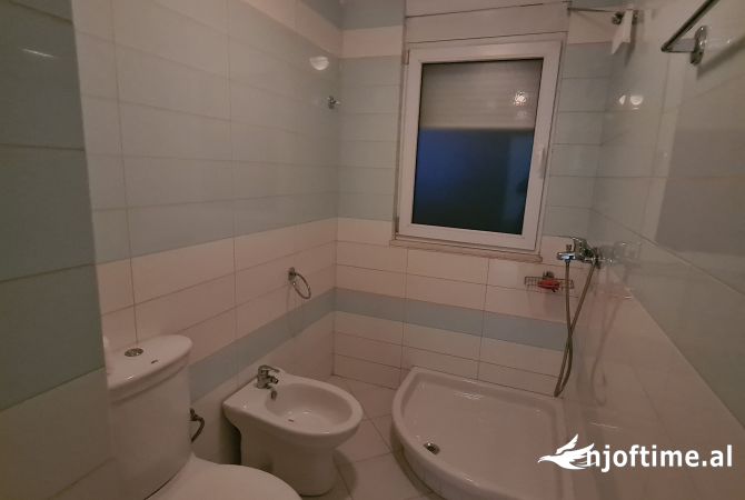 Shtepi ne shitje Apartament ne Tirane, 2+1, Mobilimi E mobiluar, Pagesa 128,000  Euro.