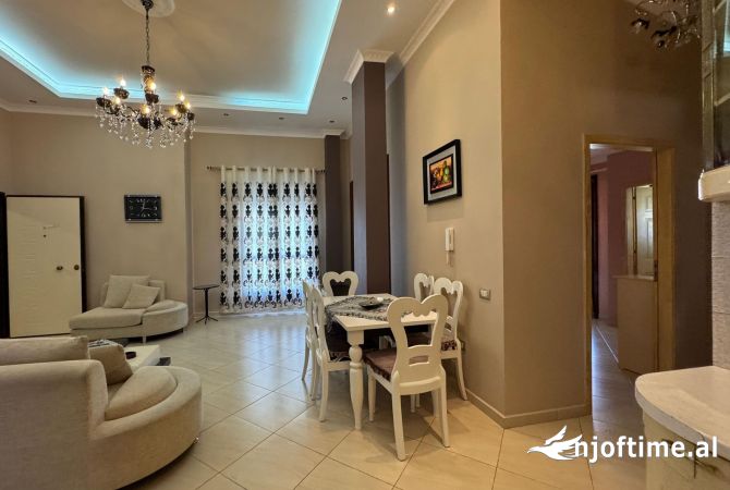 Shtepi me qera Penthose(kati i fundit panoramik) ne Tirane, 2+1, Mobilimi E mobiluar, Pagesa 800  Euro.