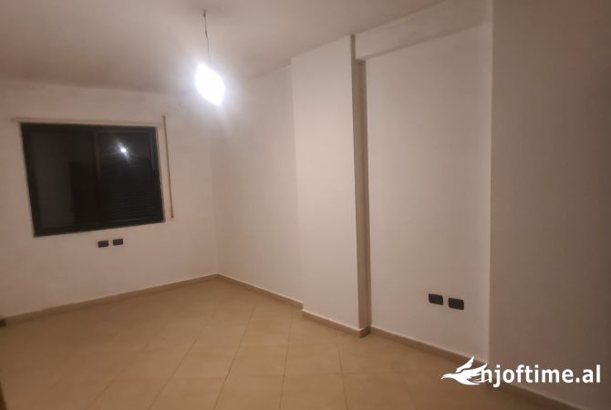 Shtepi me qera Apartament ne Tirane, 3+1, Mobilimi Bosh, pa mobiluar, Pagesa 40,000  Leke.