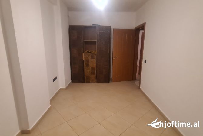 Shtepi me qera Apartament ne Tirane, 3+1, Mobilimi Bosh, pa mobiluar, Pagesa 40,000  Leke.