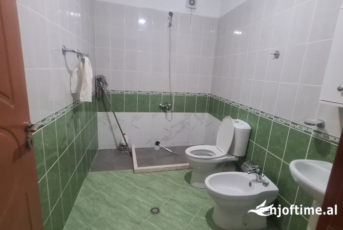 Shtepi me qera Apartament ne Tirane, 3+1, Mobilimi Bosh, pa mobiluar, Pagesa 40,000  Leke.