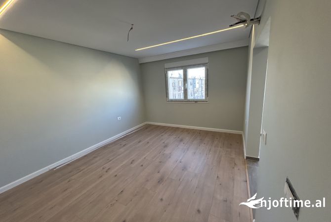 Shtepi ne shitje Apartament ne Durres, 2+1, Mobilimi Bosh, pa mobiluar, Pagesa 87,000  Euro.