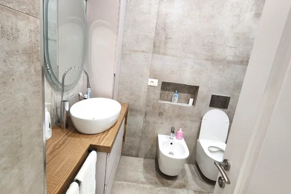 Shtepi ne shitje Apartament ne Tirane, 2+1, Mobilimi E mobiluar, Pagesa 21,000,000  Leke.