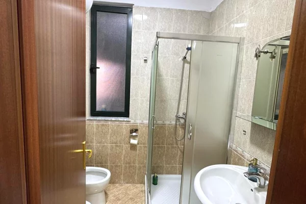 Shtepi me qera Apartament ne Tirane, 2+1, Mobilimi E mobiluar, Pagesa 75,000  Leke.