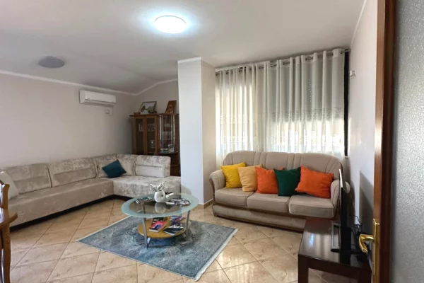 Shtepi me qera 2+1 ne Tirane - 75,000 Leke