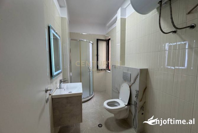 Shtepi ne shitje Apartament ne Tirane, 1+1, Mobilimi Bosh, pa mobiluar, Pagesa 135,000  Euro.