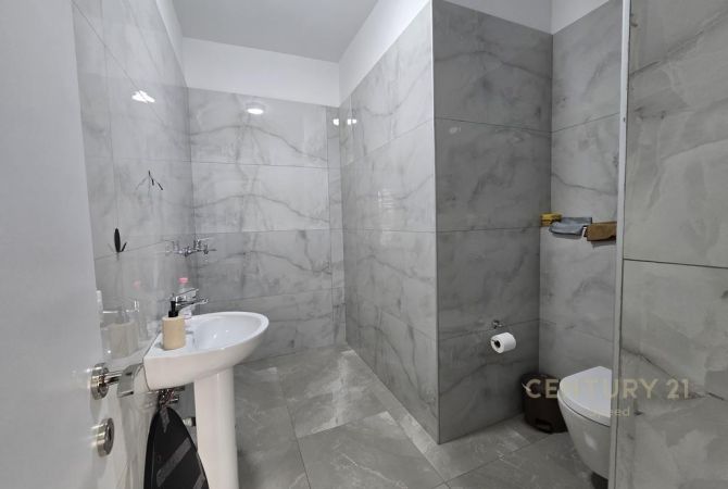 Shtepi ne shitje Apartament ne Tirane, 3+1, Mobilimi E mobiluar, Pagesa 179,000  Euro.