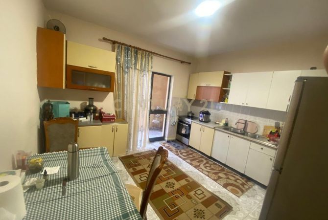 Shtepi ne shitje Apartament ne Tirane, 3+1, Mobilimi E mobiluar, Pagesa 145,000  Euro.