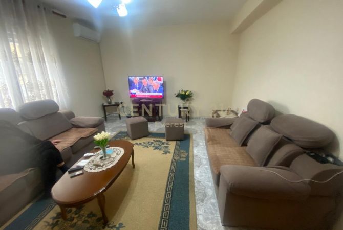 Shtepi ne shitje Apartament ne Tirane, 3+1, Mobilimi E mobiluar, Pagesa 145,000  Euro.