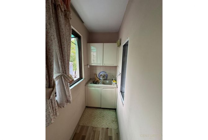 Shtepi ne shitje Apartament ne Tirane, 1+1, Mobilimi E mobiluar, Pagesa 135,000  Euro.