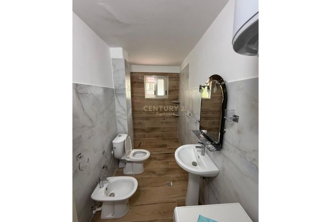 Shtepi ne shitje Apartament ne Tirane, 2+1, Mobilimi Pjeserisht e mobiluar, Pagesa 115,000  Euro.