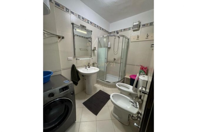 Shtepi ne shitje Apartament ne Tirane, 2+1, Mobilimi E mobiluar, Pagesa 320,000  Euro.