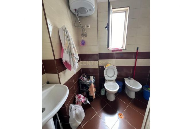 Shtepi ne shitje Apartament ne Tirane, 2+1, Mobilimi Pjeserisht e mobiluar, Pagesa 135,000  Euro.