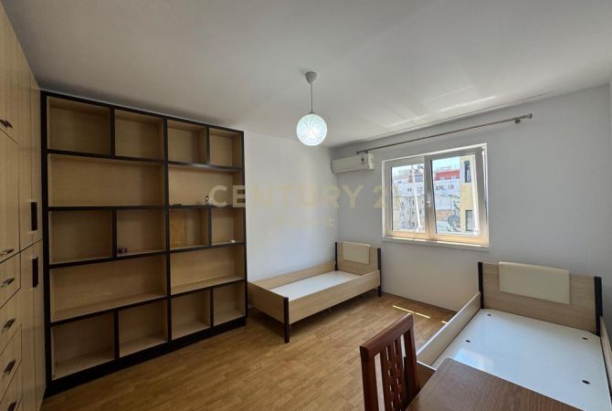 Shtepi ne shitje Apartament ne Tirane, 2+1, Mobilimi Pjeserisht e mobiluar, Pagesa 95,000  Euro.