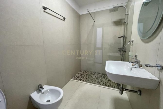 Shtepi me qera Apartament ne Tirane, 3+1, Mobilimi E mobiluar, Pagesa 1,000  Euro.