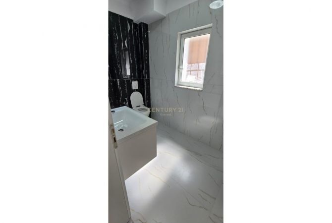 Shtepi ne shitje Apartament ne Tirane, 1+1, Mobilimi Bosh, pa mobiluar, Pagesa 110,000  Euro.