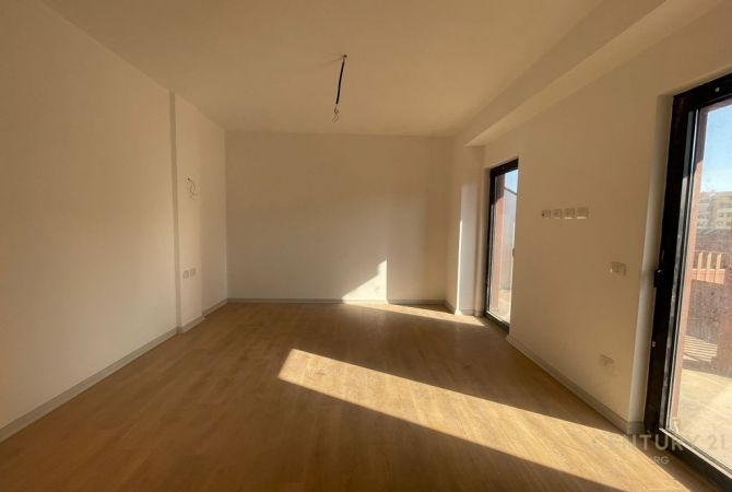 Shtepi ne shitje Apartament ne Tirane, 2+1, Mobilimi Bosh, pa mobiluar, Pagesa 280,000  Euro.