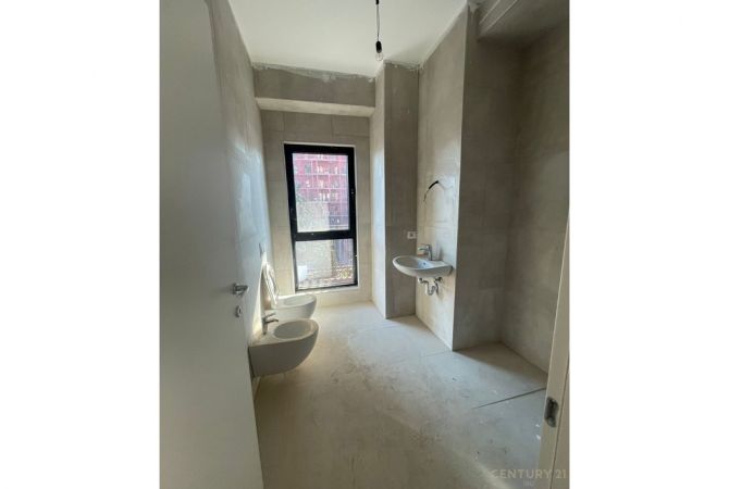 Shtepi ne shitje Apartament ne Tirane, 2+1, Mobilimi Bosh, pa mobiluar, Pagesa 280,000  Euro.