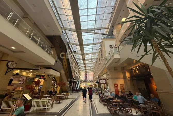 Ambiente Commerciale in Affitto 3+1 a Tirana - 850 Euro