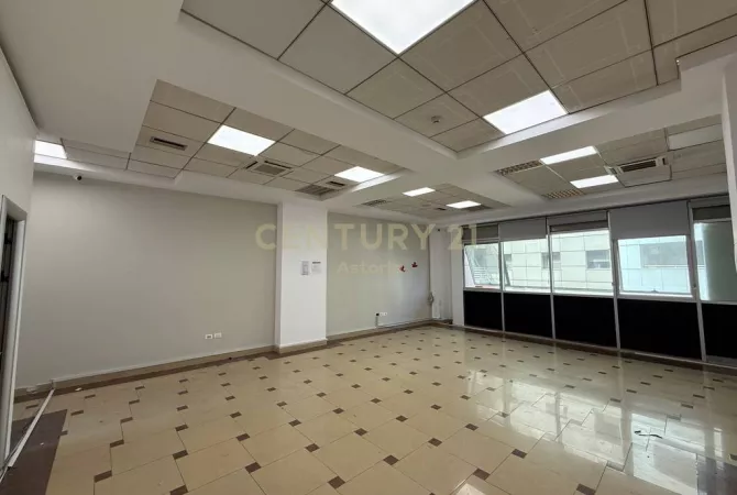 Ambiente Commerciale in Affitto 3+1 a Tirana - 850 Euro