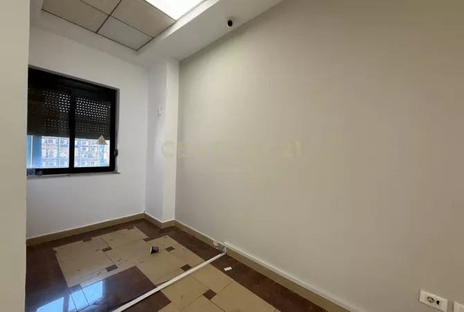 Ambiente Commerciale in Affitto 3+1 a Tirana - 850 Euro