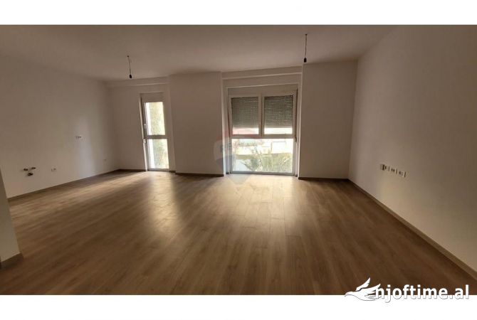 Ambient biznesi me qera 3+1 ne Tirane - 1,200 Euro