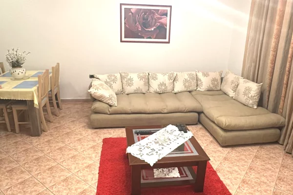Shtepi me qera Apartament ne Tirane, 3+1, Mobilimi E mobiluar, Pagesa 700  Euro.