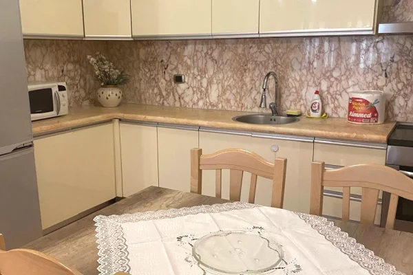 Shtepi me qera Apartament ne Tirane, 3+1, Mobilimi E mobiluar, Pagesa 700  Euro.