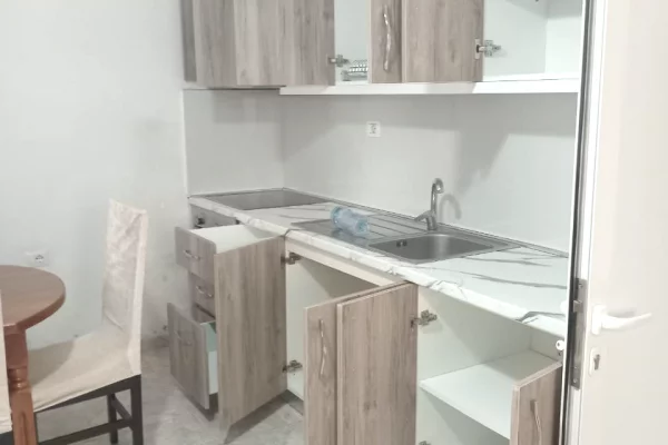 Shtepi me qera Apartament ne Tirane, 2+1, Mobilimi E mobiluar, Pagesa 40,000  Leke.