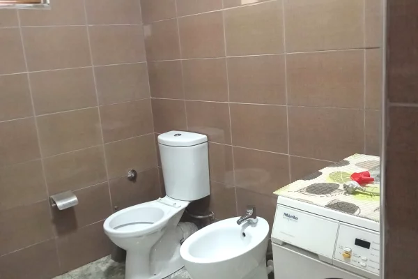 Shtepi me qera Apartament ne Tirane, 2+1, Mobilimi E mobiluar, Pagesa 40,000  Leke.