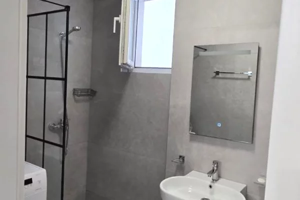 Shtepi me qera 2+1 ne Tirane - 650 Euro