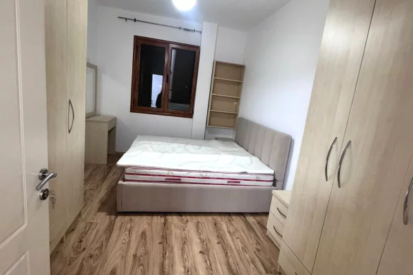 Shtepi me qera Apartament ne Tirane, 3+1, Mobilimi E mobiluar, Pagesa 550  Euro.