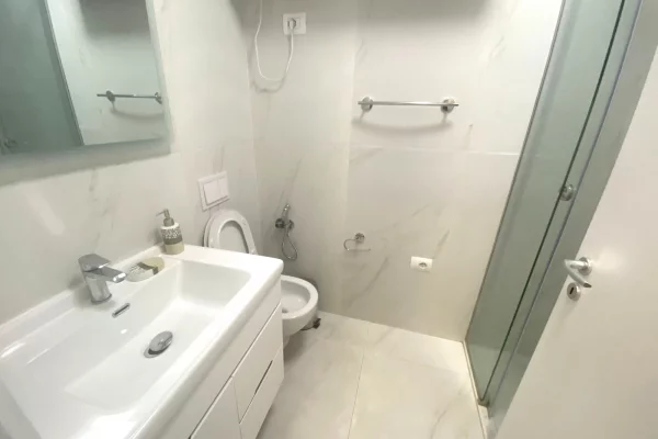 Shtepi me qera Apartament ne Tirane, 2+1, Mobilimi E mobiluar, Pagesa 750  Euro.