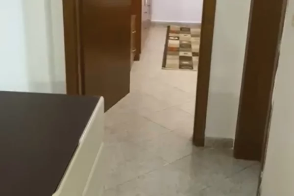 Shtepi me qera Apartament ne Tirane, 2+1, Mobilimi E mobiluar, Pagesa 45,000  Leke.