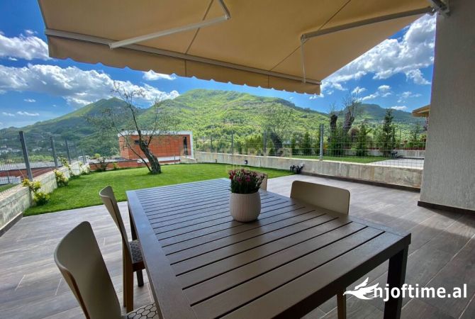 Shtepi me qera Vila Luksoze ne Tirane, 2+1, Mobilimi E mobiluar, Pagesa 1,400  Euro.