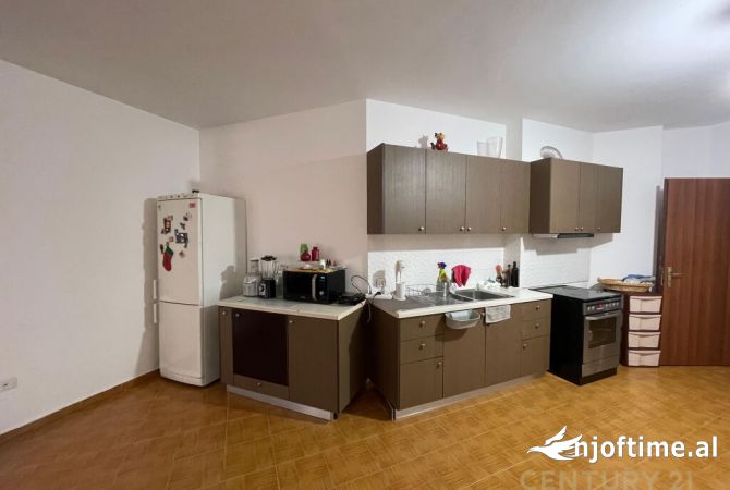 Shtepi ne shitje Apartament ne Tirane, 3+1, Mobilimi E mobiluar, Pagesa 165,000  Euro.