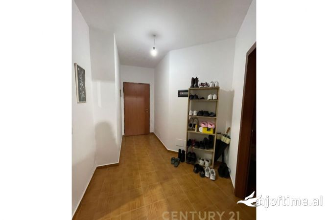 Shtepi ne shitje Apartament ne Tirane, 3+1, Mobilimi E mobiluar, Pagesa 165,000  Euro.