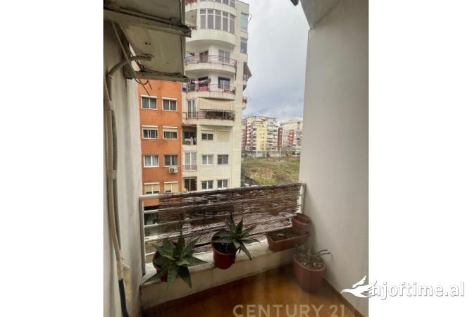 Shtepi ne shitje Apartament ne Tirane, 3+1, Mobilimi E mobiluar, Pagesa 165,000  Euro.