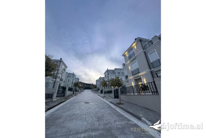 Shtepi me qera Vila Luksoze ne Tirane, 4+1, Mobilimi E mobiluar, Pagesa 2,500  Euro.