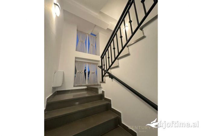 Shtepi me qera Vila Luksoze ne Tirane, 4+1, Mobilimi E mobiluar, Pagesa 2,500  Euro.