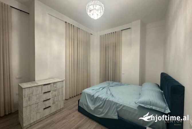 Shtepi me qera 4+1 ne Tirane - 2,500 Euro