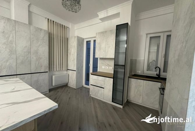 Shtepi me qera Vila Luksoze ne Tirane, 4+1, Mobilimi E mobiluar, Pagesa 2,500  Euro.