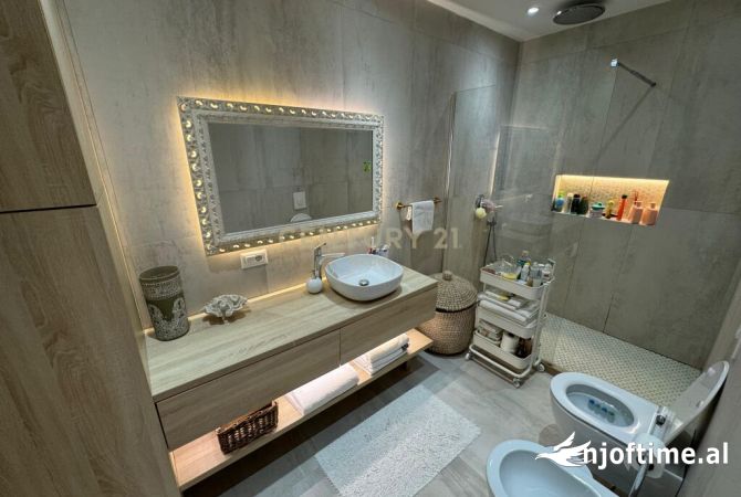 Shtepi me qera 2+1 ne Tirane - 1,300 Euro