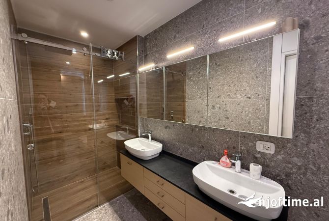 Shtepi me qera Apartament ne Tirane, 3+1, Mobilimi E mobiluar, Pagesa 2,500  Euro.