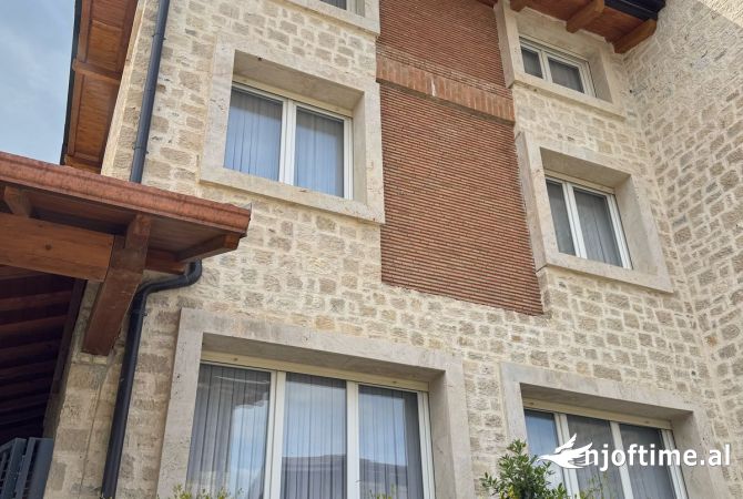 Shtepi me qera 5+1 ne Tirane - 2,700 Euro