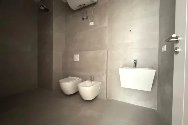 Shtepi ne shitje Apartament ne Tirane, 3+1, Mobilimi Bosh, pa mobiluar, Pagesa 139,900  Euro.