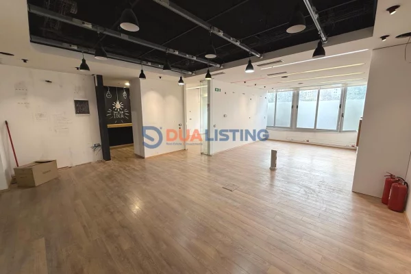 Ambiente Commerciale in Affitto 3+1 a Tirana - 1,150 Euro